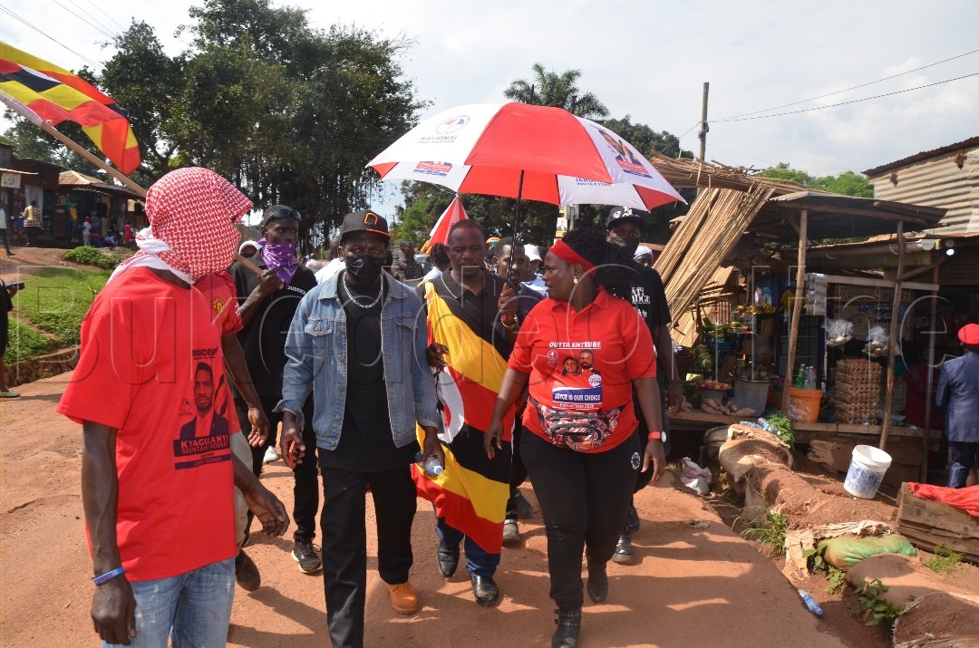 Joyce Namuli Nabatte okuva mu kibiina kya NUP nga atambula anoonya akalulu ku kyalo kye Lunyo Central e Ntebe