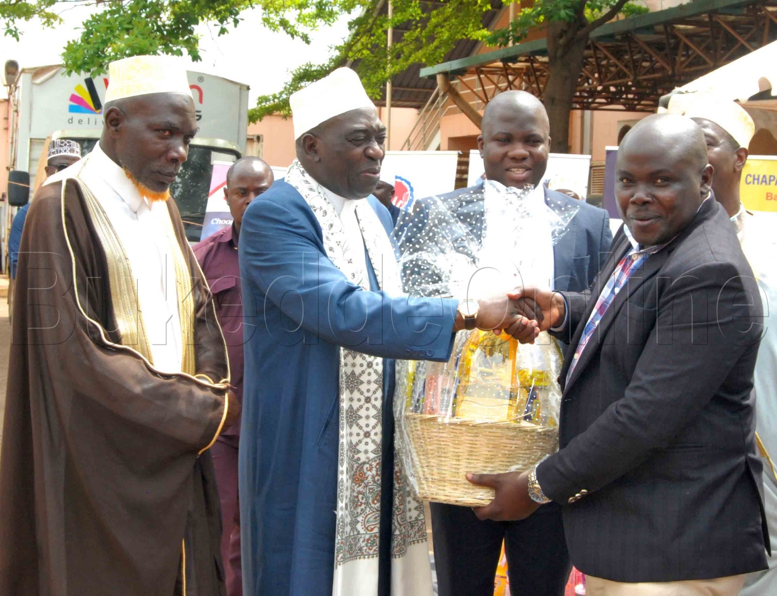 Supreme Mufti Galabuzi (owokubiri ku kkono) nga akwasa Maneja wa Bukedde Fa Ma Ronald Ssebutiko Ettu lya Ramadhan
