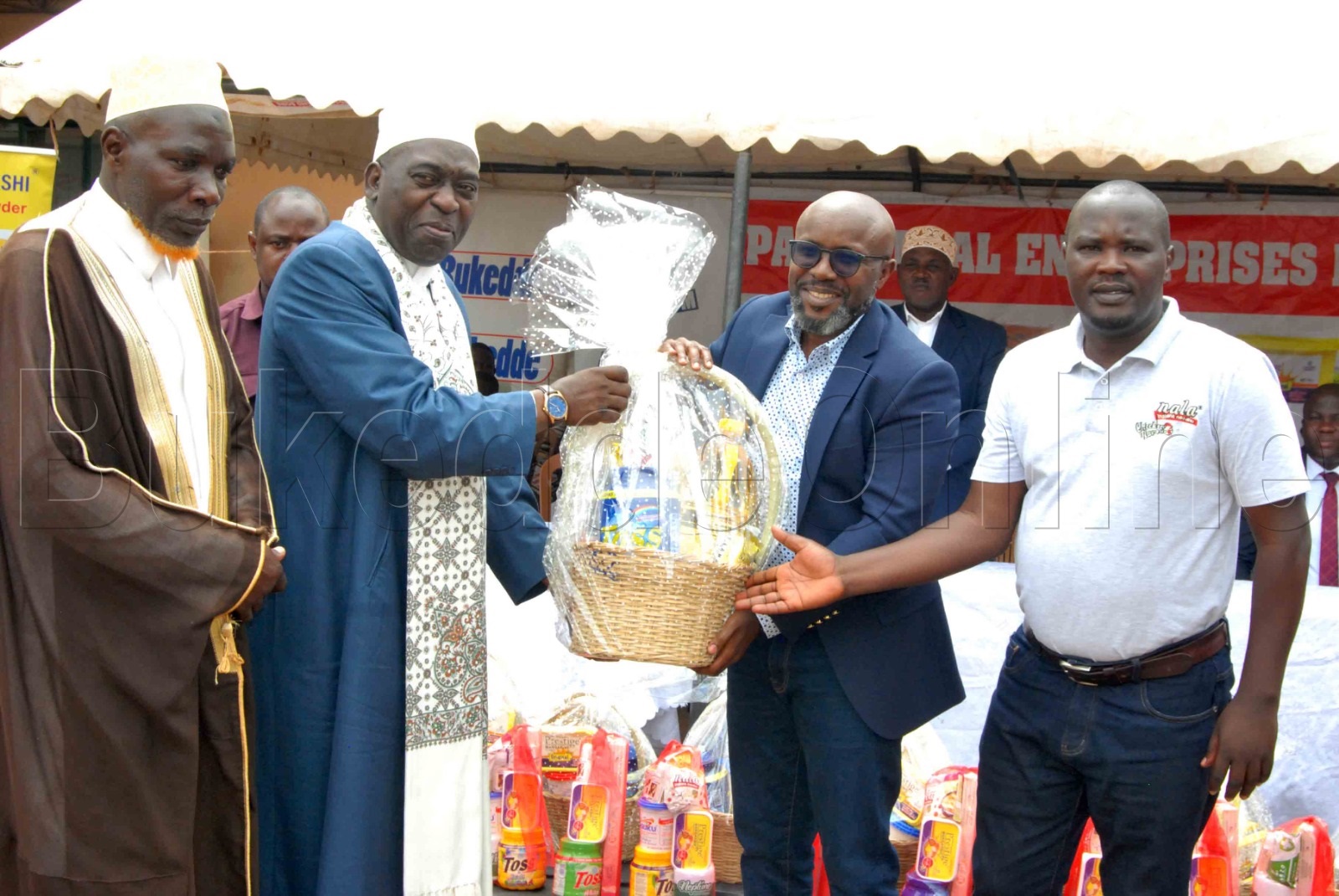 Akulira Vision Group Don Wanyama nga bamukwasa ettu lya Ramathan