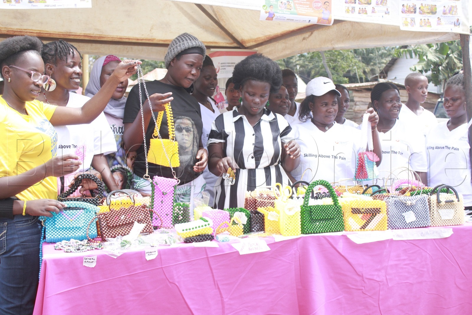 Abayizi n'abasomesa baabwe nga boolesa bye baakoze