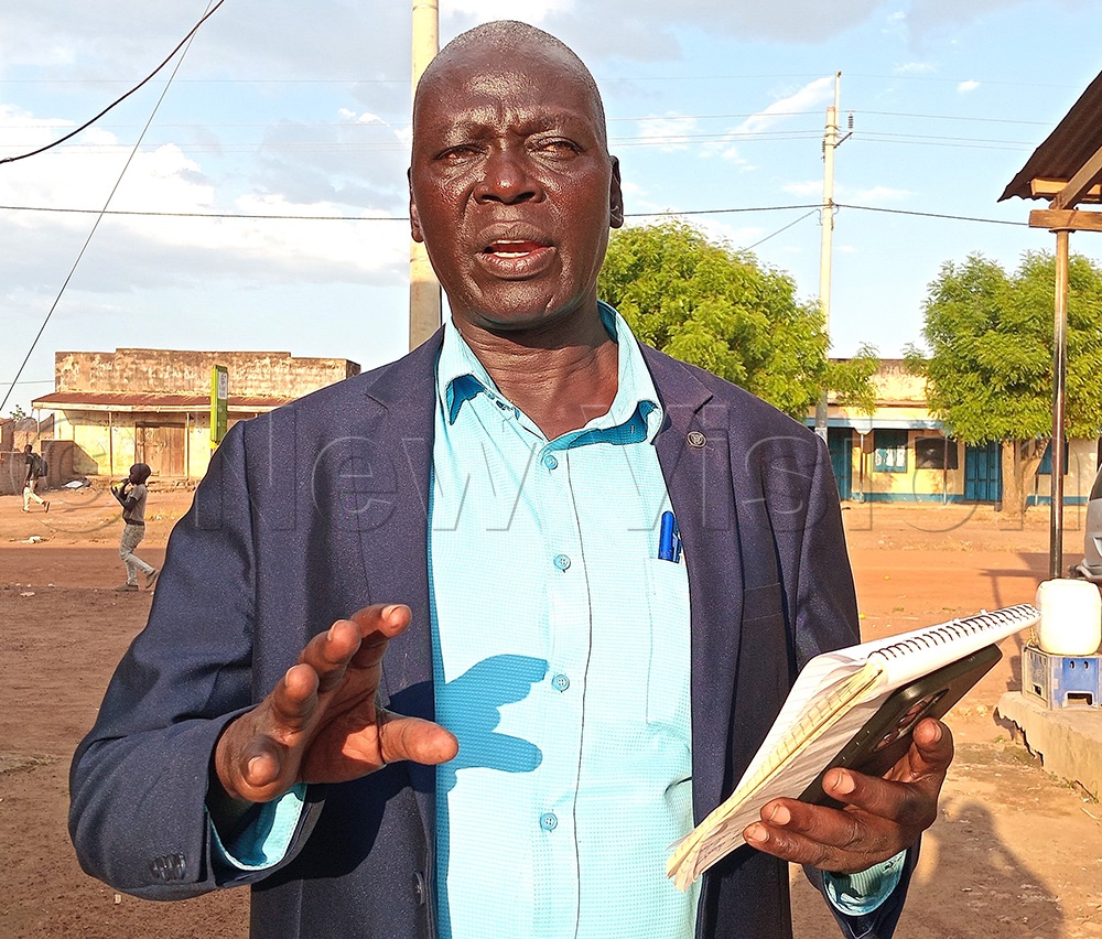 Stephen Olinga, the Kapelebyong district Inspector of Schools, explaining the challenges that affected the PLE performance for 2025. (Photo by Alfred Atwau)