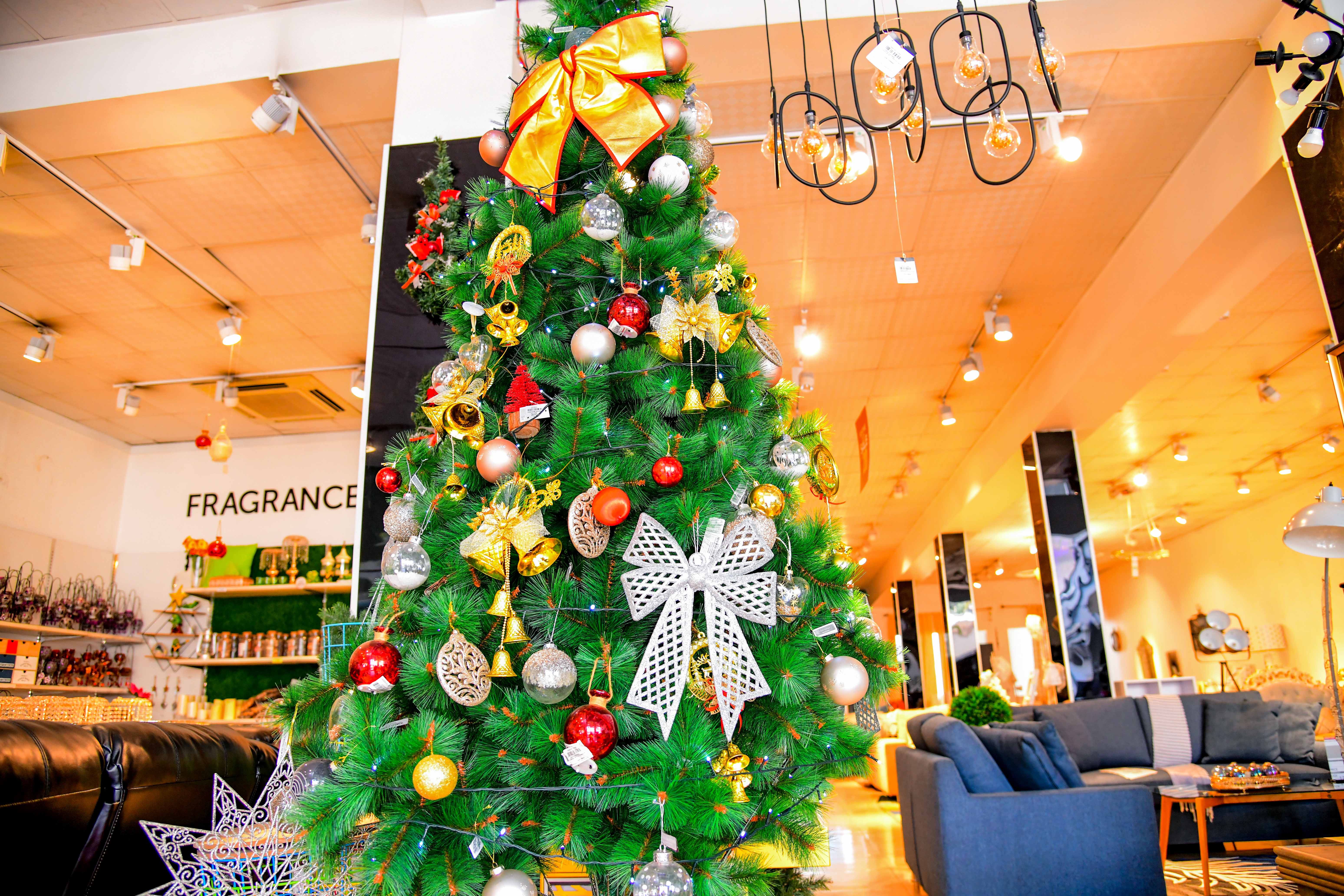 Use décor ornaments to make a statement with your Christmas tree New