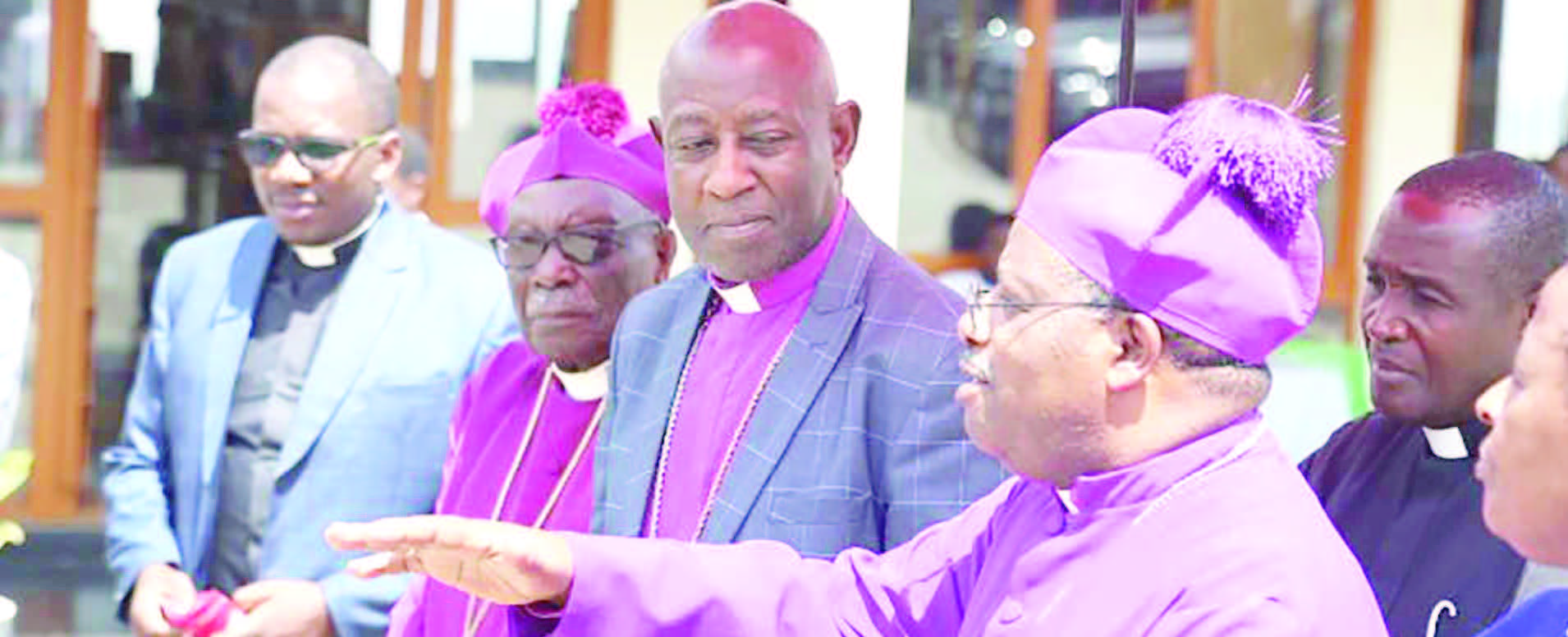 Omulabirizi Gaddie Ng&rsquo;annyonnyola Kazimba (wakati) Bwe Yabadde E Kabale.