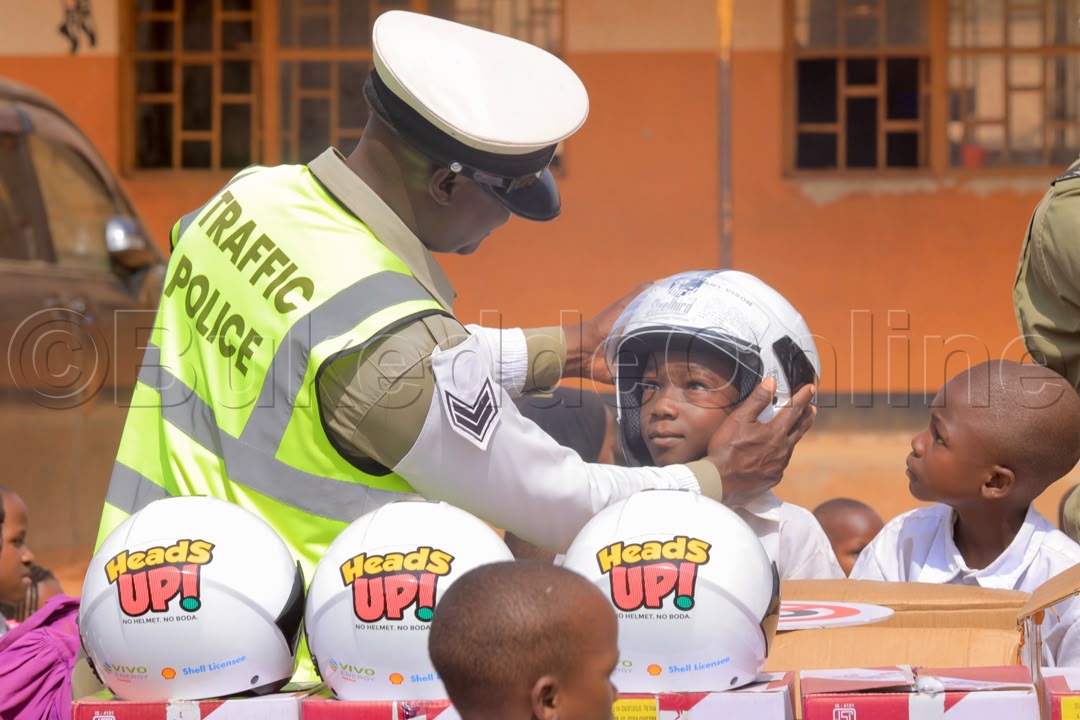 Sp Kananura ng'alaga abayizi bwe bambala helementi nga tebannalinnya bbooda.