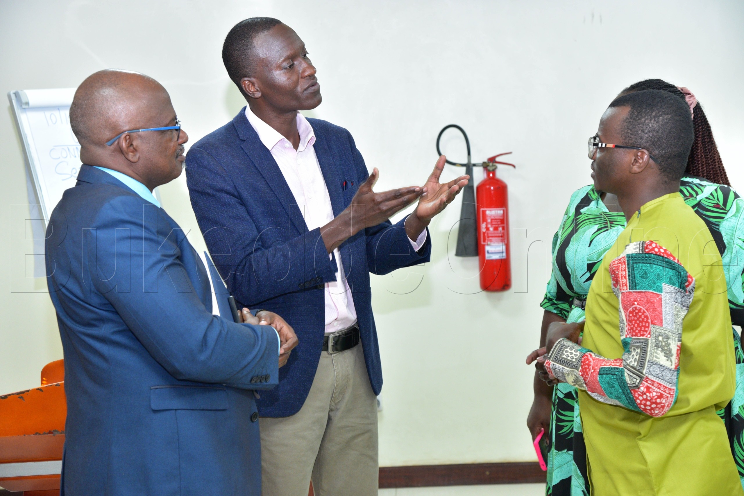 Abamu ku basawo ababadde mu lukunga'ana lwa bannamawulire nga bawayaamu