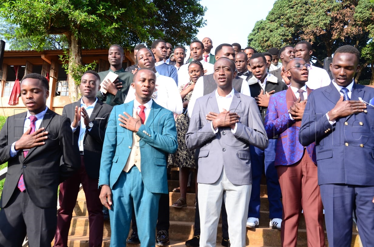 Abayizi 33 ku Mengo SS abamazeeyo obubonero bwonna 20pts mu bibuuzo bya siniya ey'omukaaga nga beebaza Katonda olw'obuwanguzi.