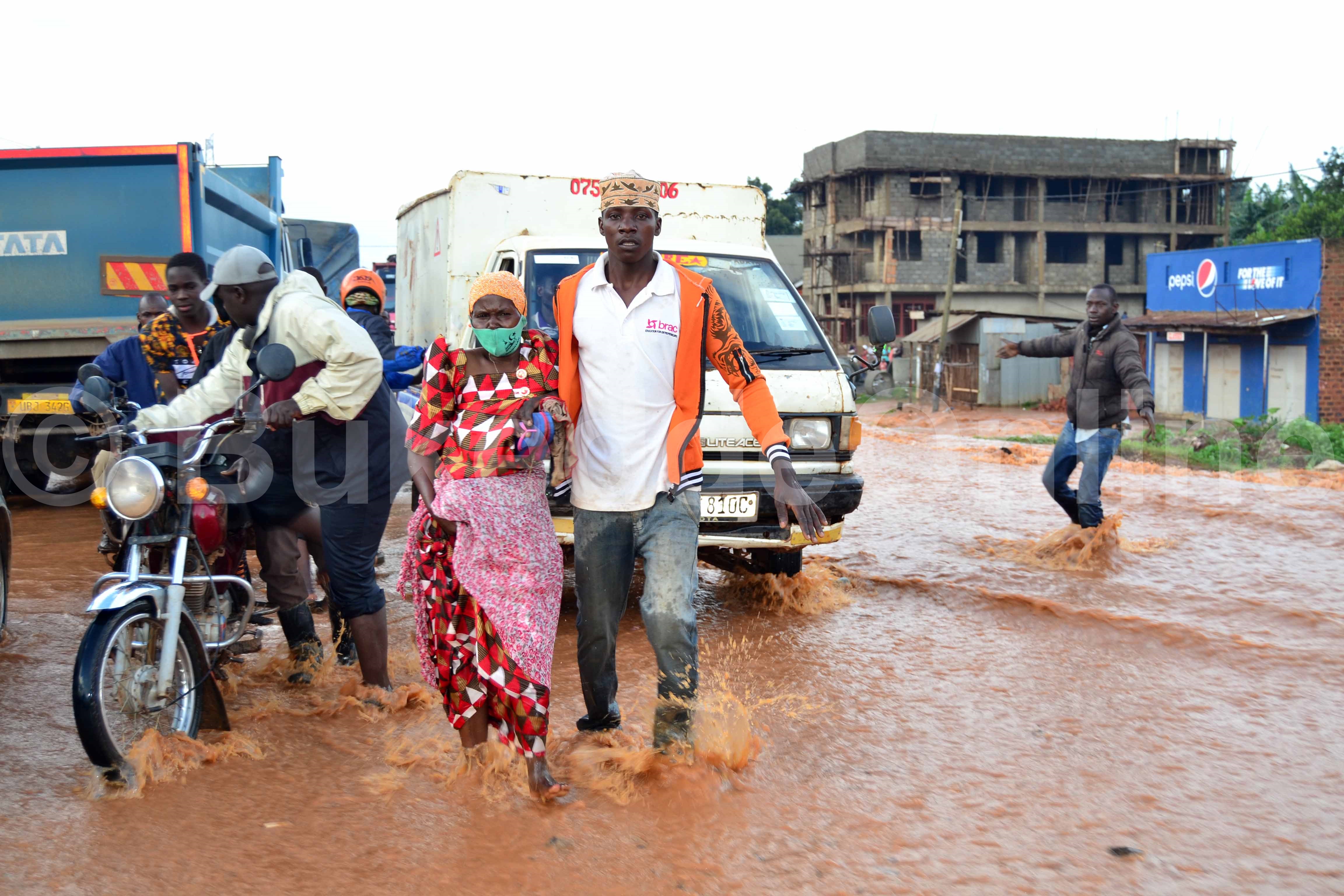 Omukadde nga bamusomoosa amazzi Ku Mukaaga Ku Luguudo Lw'e Gayaza
