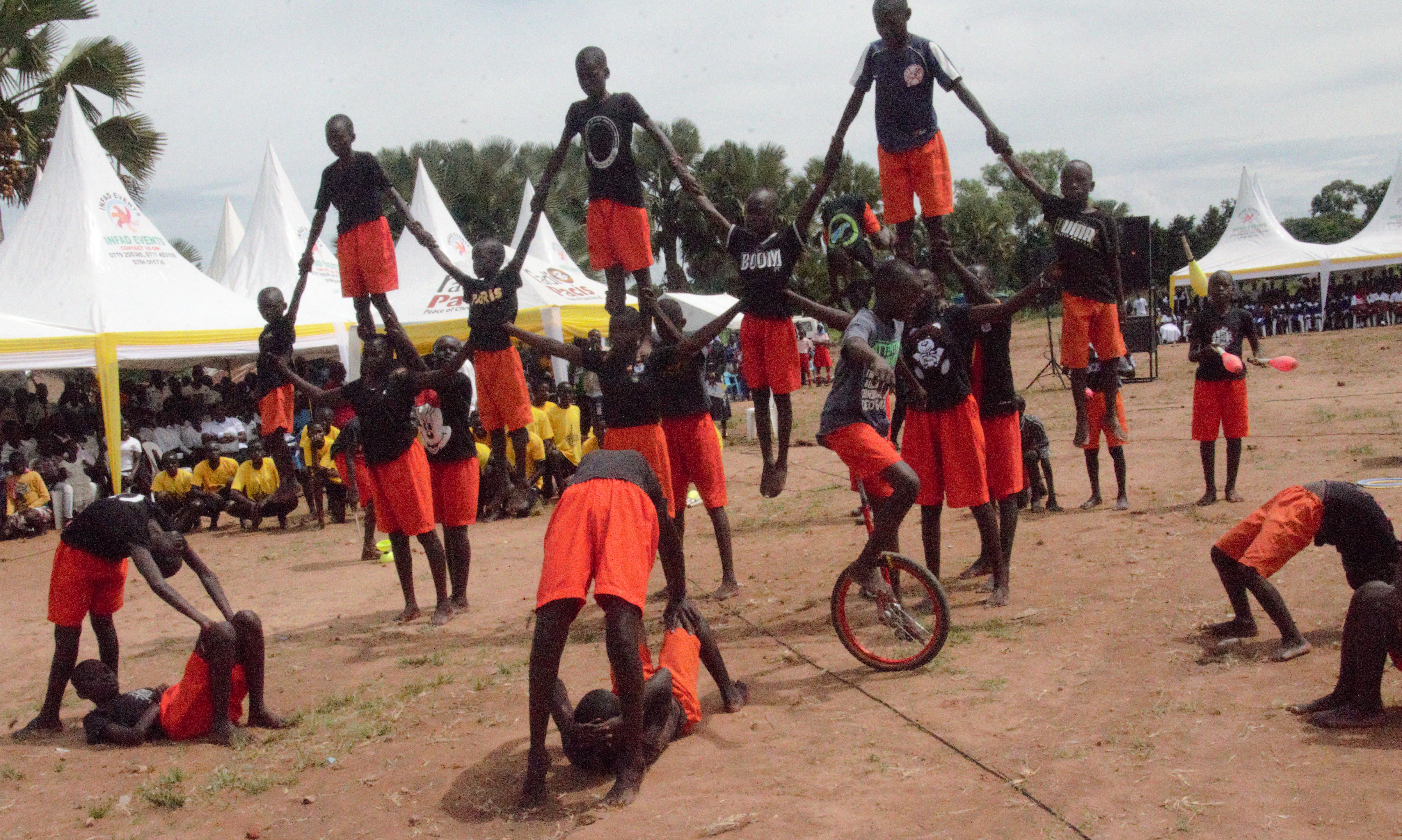 Abaana barikucamura enkuyanja y'abantu abahikire aha mukoro gwa Biishopu Sabino Ocan Odoki ogw'okusiima n'okujaguza emyaka 40.obatics During The Celebration