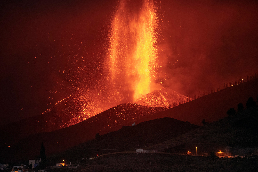 Flights cancelled after new Canary Islands volcanic eruption