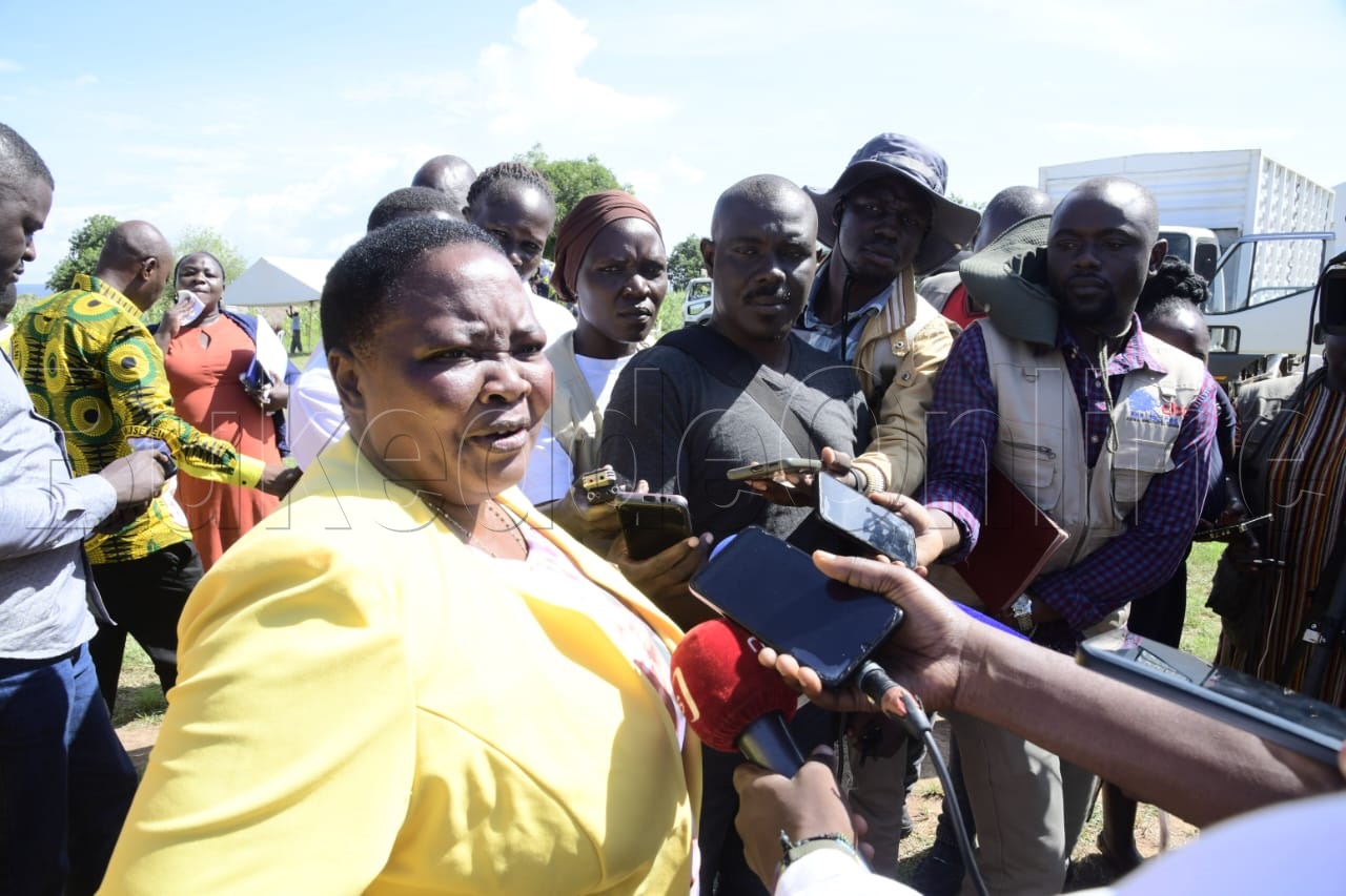 Katikkiro Robinah Nabbanja ng'ayogerako ne bannamawulire 
