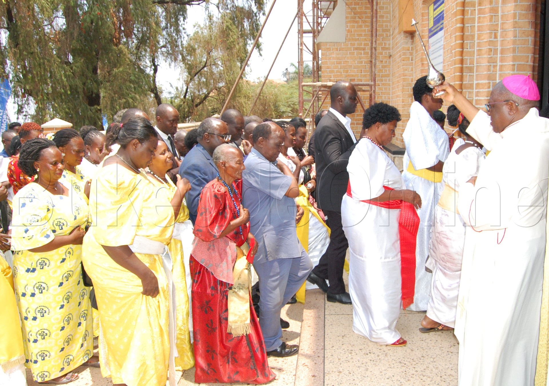 Ssabasumba Paul Ssemogerere ng'asabira abantu omukisa