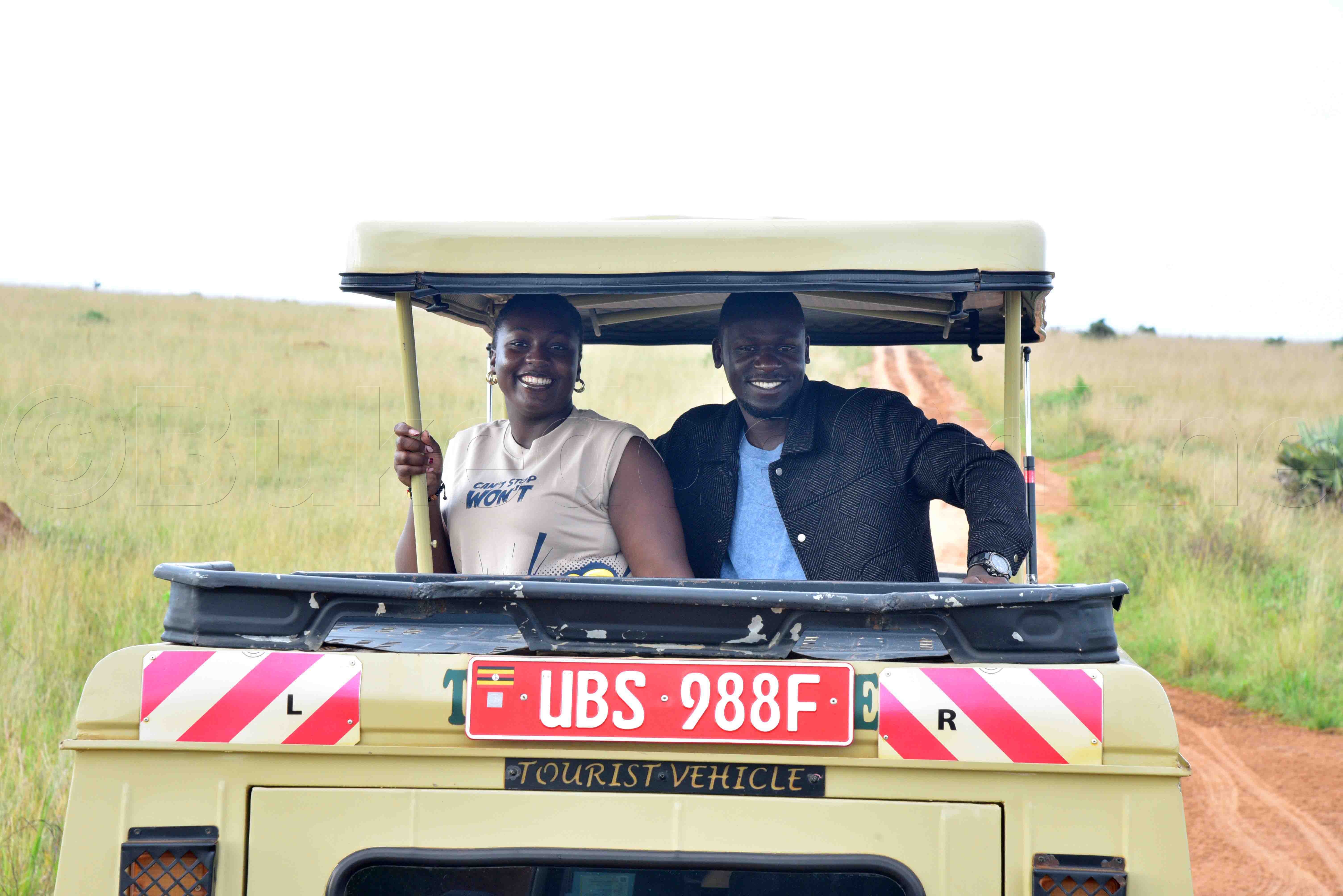 Abaagalana ku kamotoka akaabalambuzza mu kkuumiro ly'ebisolo ku Queen Elizabeth National Park