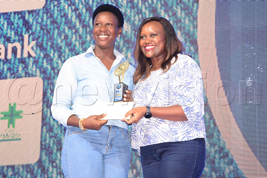 Ladies Group A winner Peace Kabasweka (left) receives his prizes from UBL Finance Director Josephine Njoroge after the Katogo Crossboader championship at Entebbe Club. Photo by Michael Nsubuga
