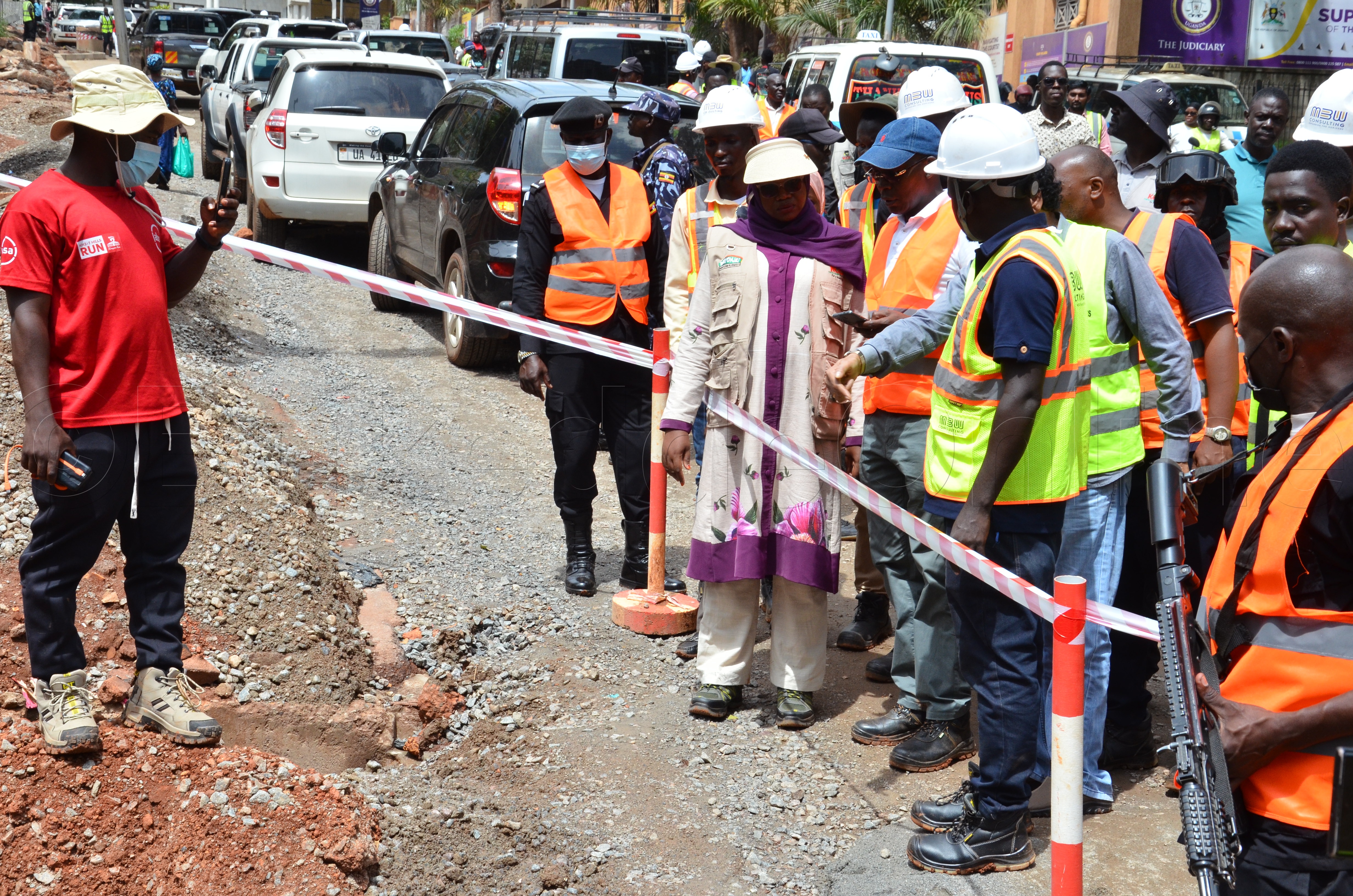 Hajjati Buzeki bwe yabadde alambula olumu ku nguudo eziri mu Kampala