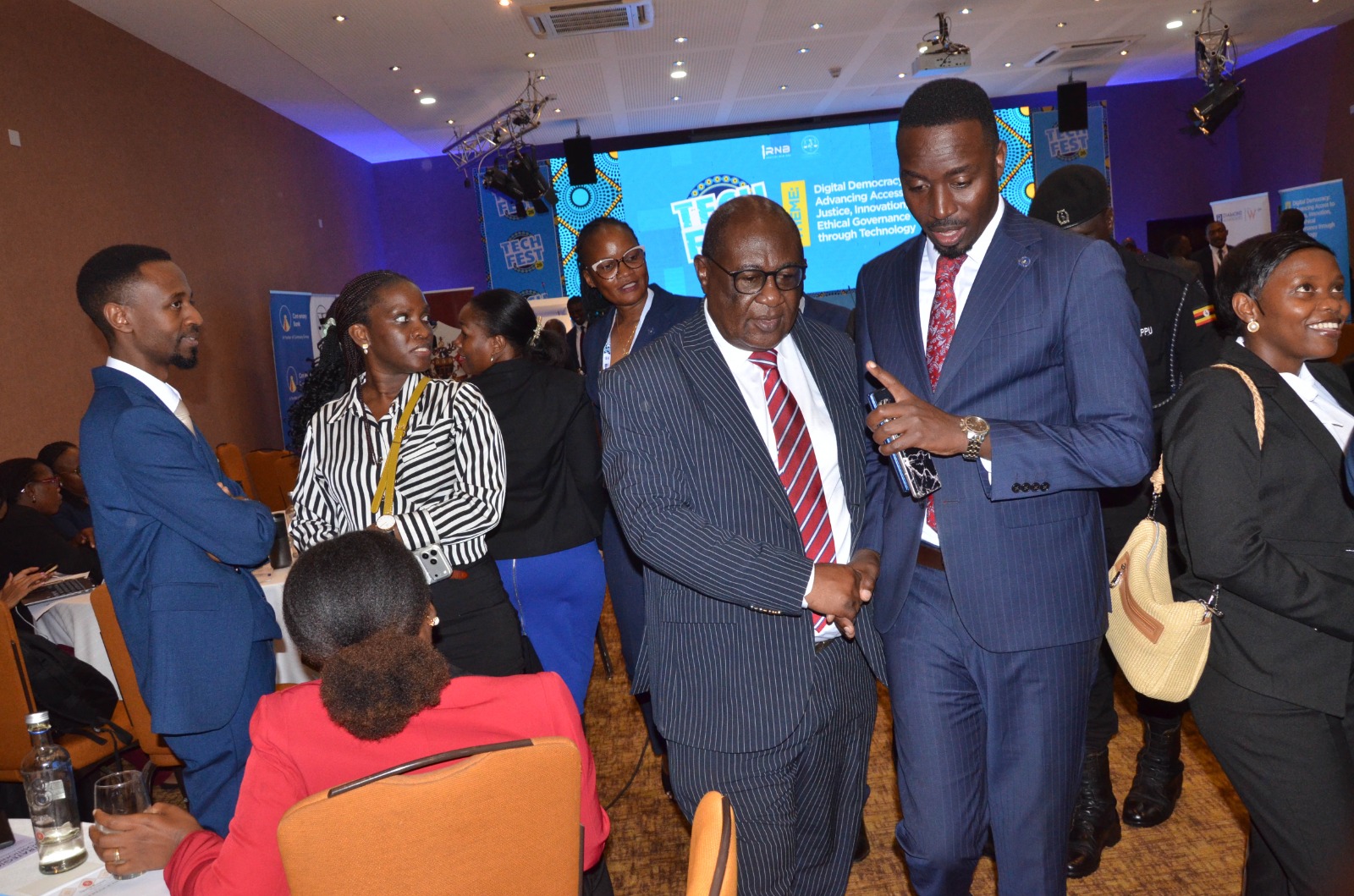 Ssaabawolereza wa Gavumenti Dr. Sam Mayanja (wakati) ng'ali n'amyuuka Pulezidenti wa ULS Anthony Asiimwe