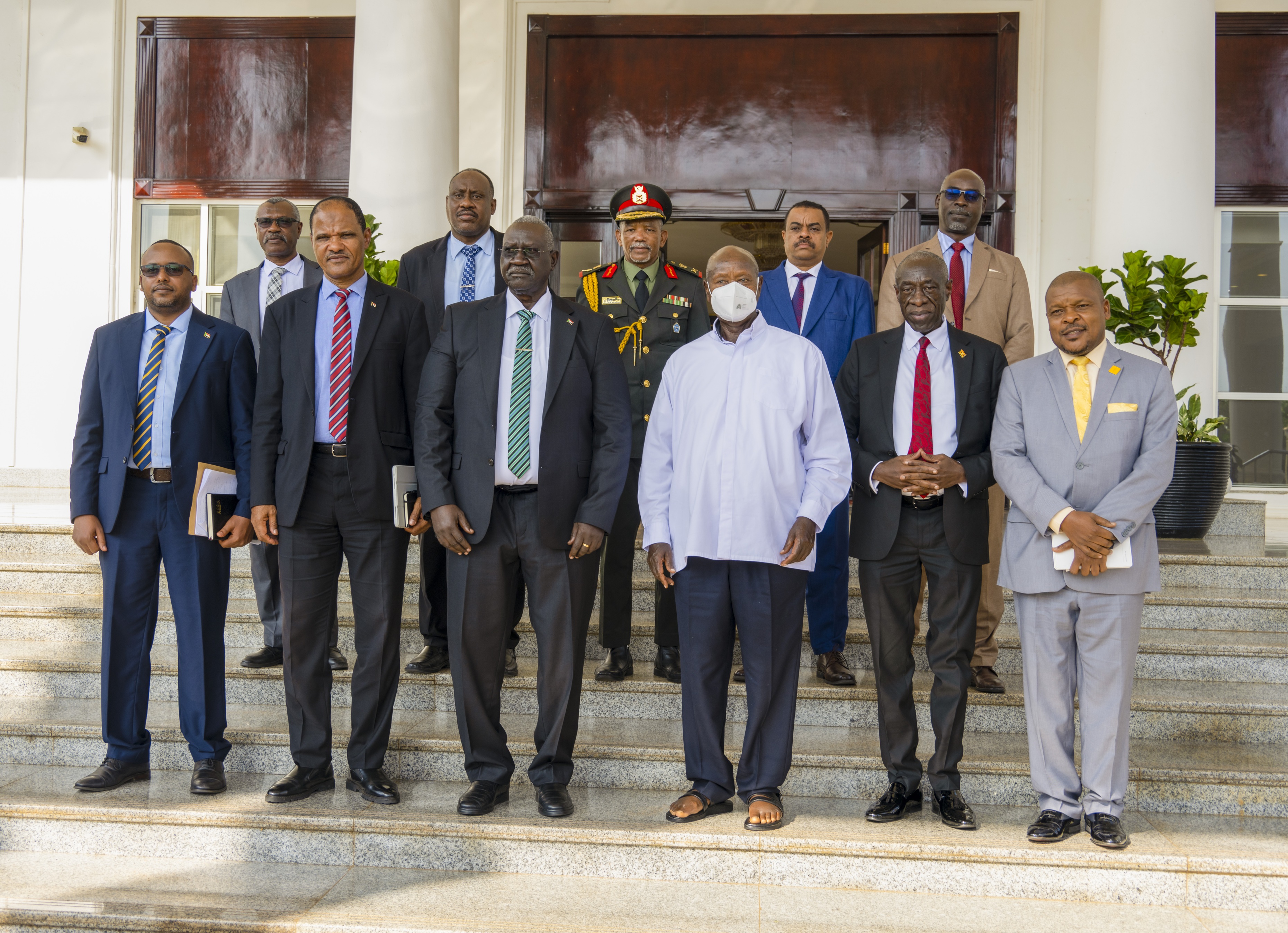 Purezidenti Museveni yabuganaho Malik Agar, Omuhwezi w&rsquo;akakiiko akarikwebembera Sudan...(PPU Photo)