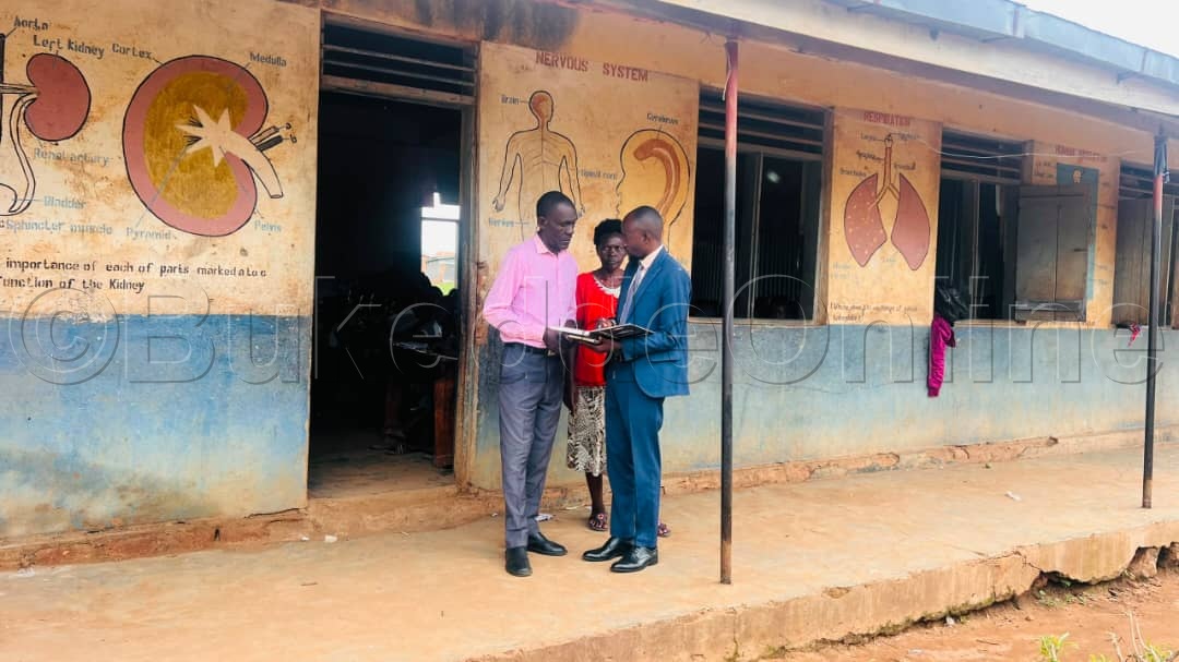 Ssentebe Mugisha ng'aliko by'abuuza omusomesa omulala eyasangiddwa mu kibiina.
