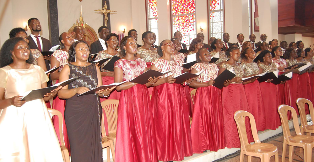 Kkwaaya ya Yesu Kabaka ng'eyimba ennyimba z'amazaalibwa