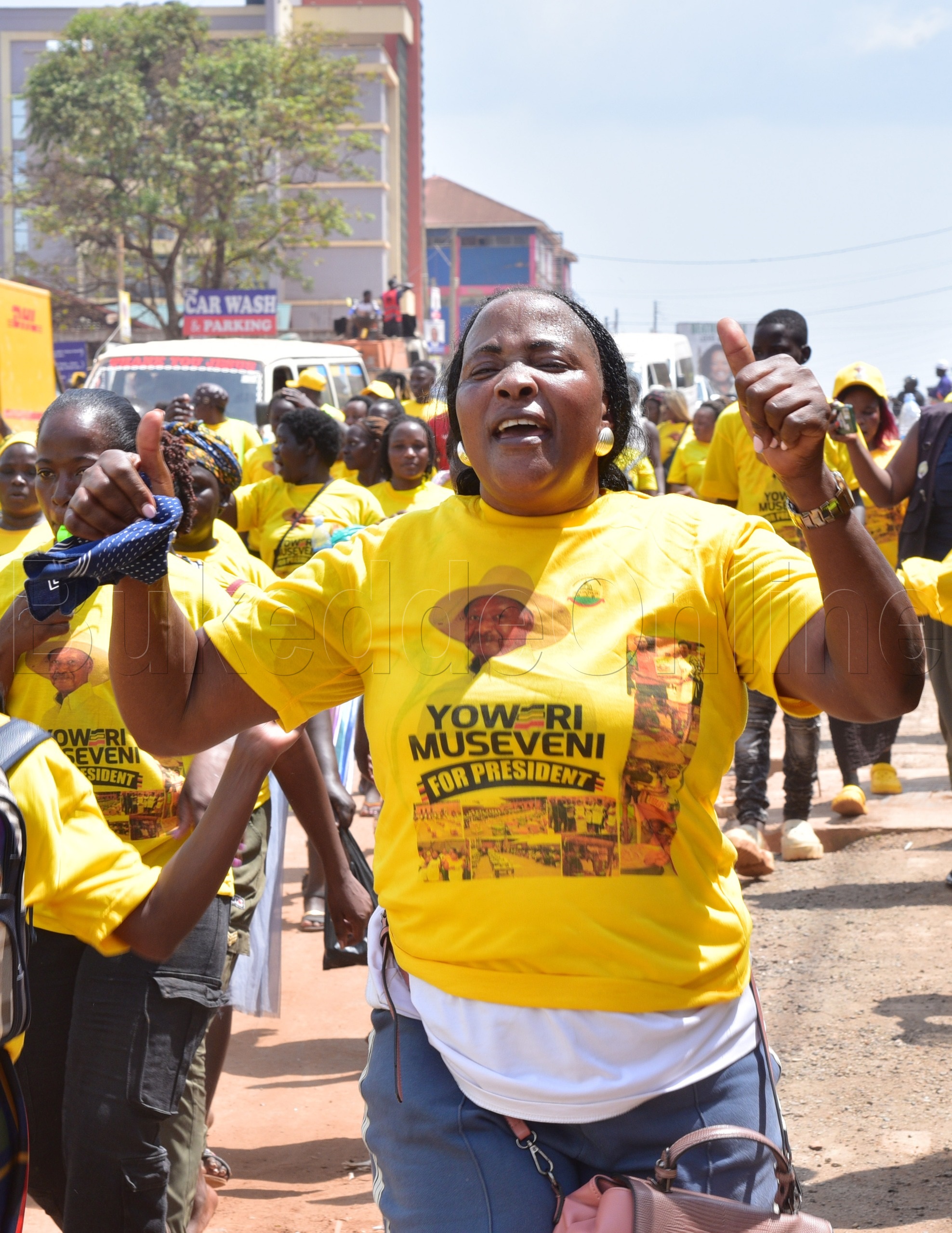 Omukyala eyaganyulwa mu Youth Wealth Creation ng'esanyu limuli bulala