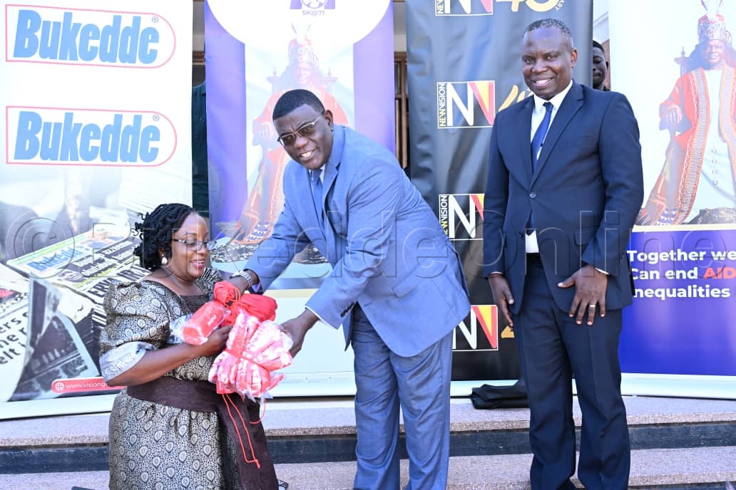 Akulira okutegeka ebivvulu mu kkampuni ya Vision group Fiona Tamale  ng'akwasibwa emijoozi.