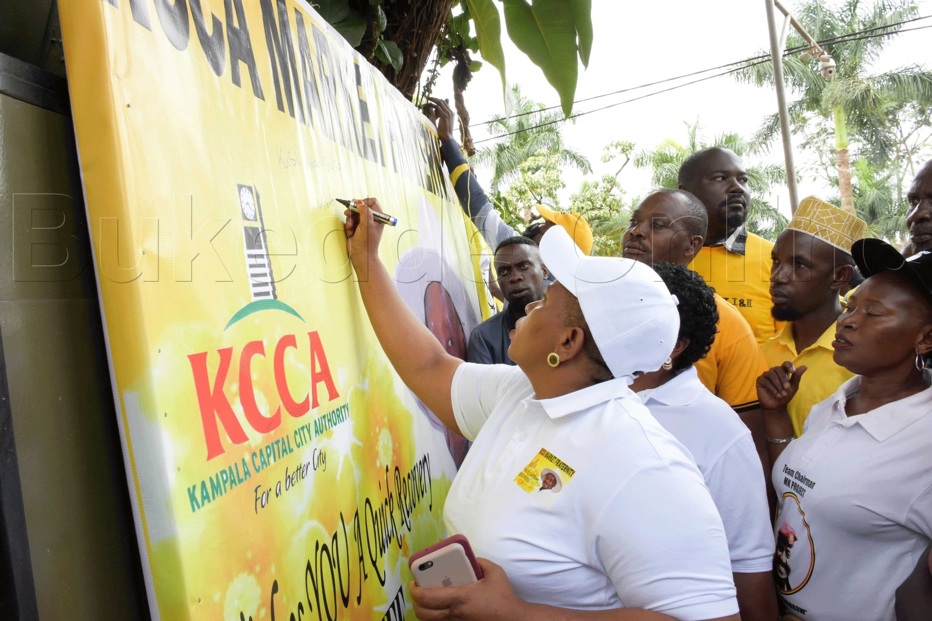 Suzan Kushaba ng'awandiika obubaka obusaasira Museveni ku kipande