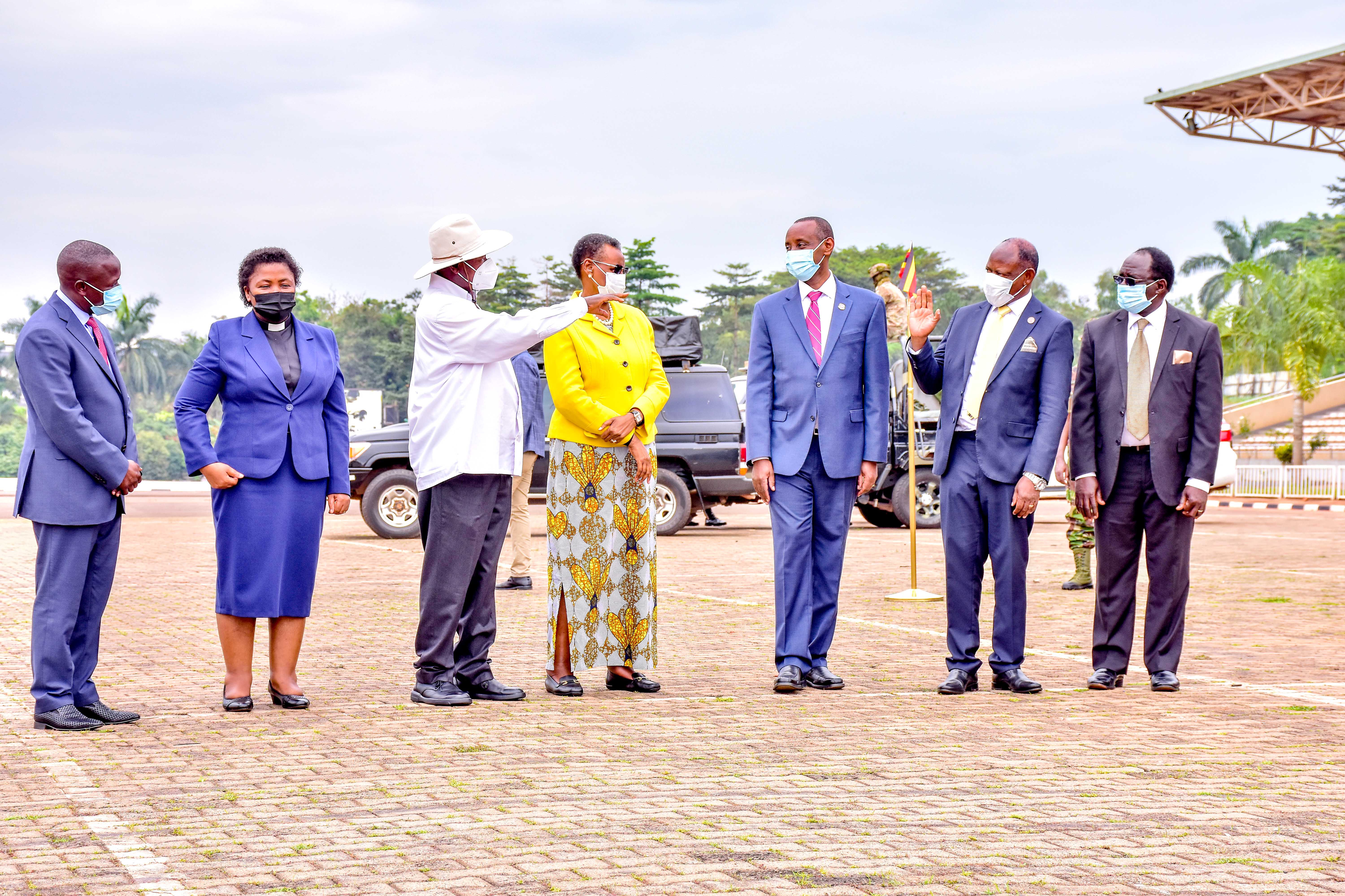 Pulezidenti Museveni ng'abuuza ku mumyuka wa Makerere yunivasite Barnabus Nawangwe.