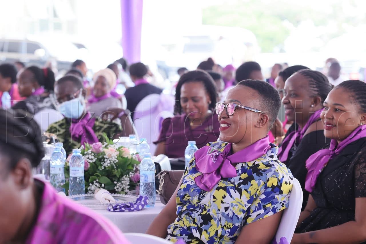 Abakyala nga bali mu lukung'aana 