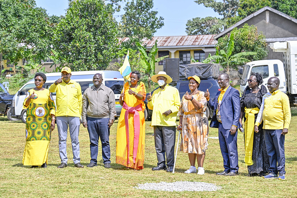 President Museveni posing for a group photo with leaders. (PPU)