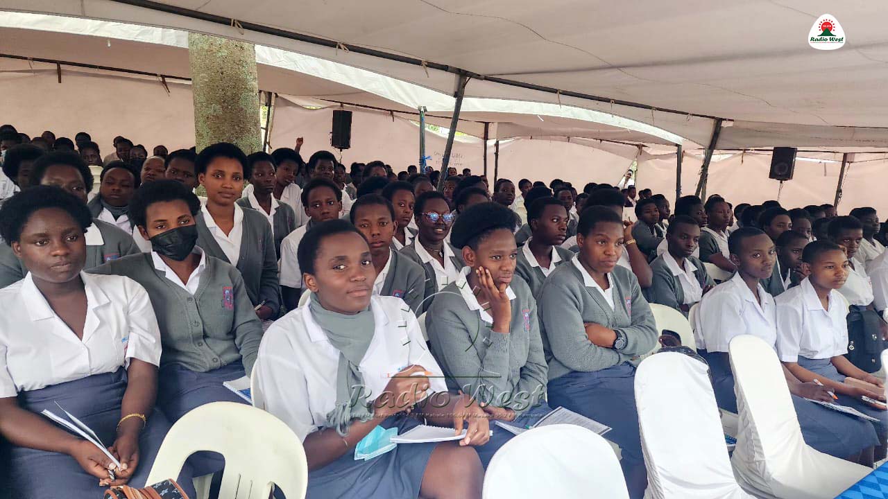 Bamwe omu beegi b'abaishiki kuruga omu mashomero ga siniya ag'omu kyanga ekya Ankole abahikire aha mukoro gwa Career guidance ogutebeekanisiibwe Kyambogo University ah'eitaagi rya University egi omuri Katungu, Bushenyi aharwamukaaga ebiro 21.03.2026.