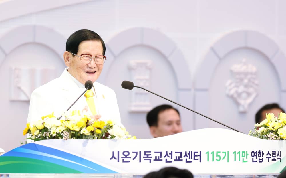 Ssentebe Lee ng'ayogera