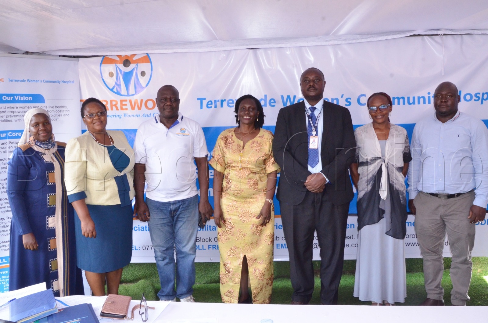 Abamu ku baabaddewo nga aba TERREWODE batongoza lipoota ku fisitula. Okuva ku kkono ye Bernadette Nakimbugwe, Grace Nakirijja, Dr. Godfrey Alia, Alice Emasu, Dr. Geofrey Mugisha ne Dr. Odeth Kusiima.