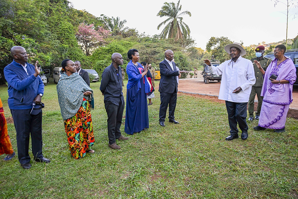 President Museveni and the First Lady and Minister of Education and Sports, Maama Janet Museveni, received by guests who included former Minister of Foreign Affairs, Sam Kutesa, at the venue. (PPU)
