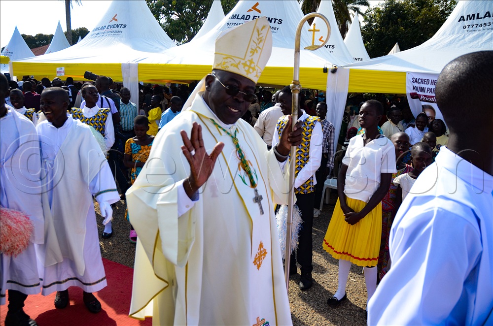 Bishop Sabino Ocan Odoki blessing the congregation