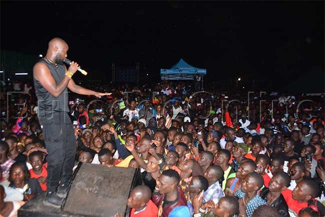 Kenzo ng'akuba abadigize omuziki ku Colline Hotel e Mukono