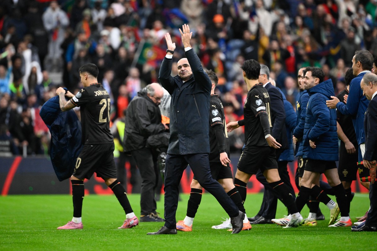Portugal's Spanish coach Roberto Martinez celebrates with players after the 2026 World Cup qualifiers Europe zone group F football match between Portugal and Armenia, at Dragao stadium in Porto on November 16, 2025. Portugal won 9-1.