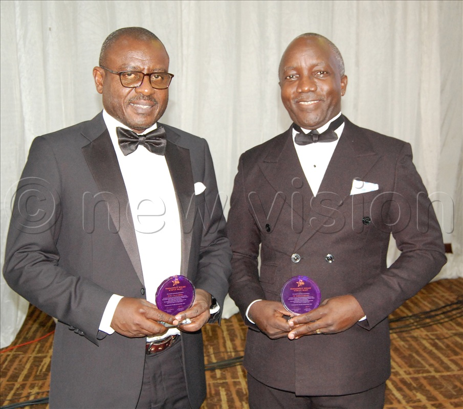 Justice Oscar Kihika (left) shares a photo moment with another awardee during the function.
