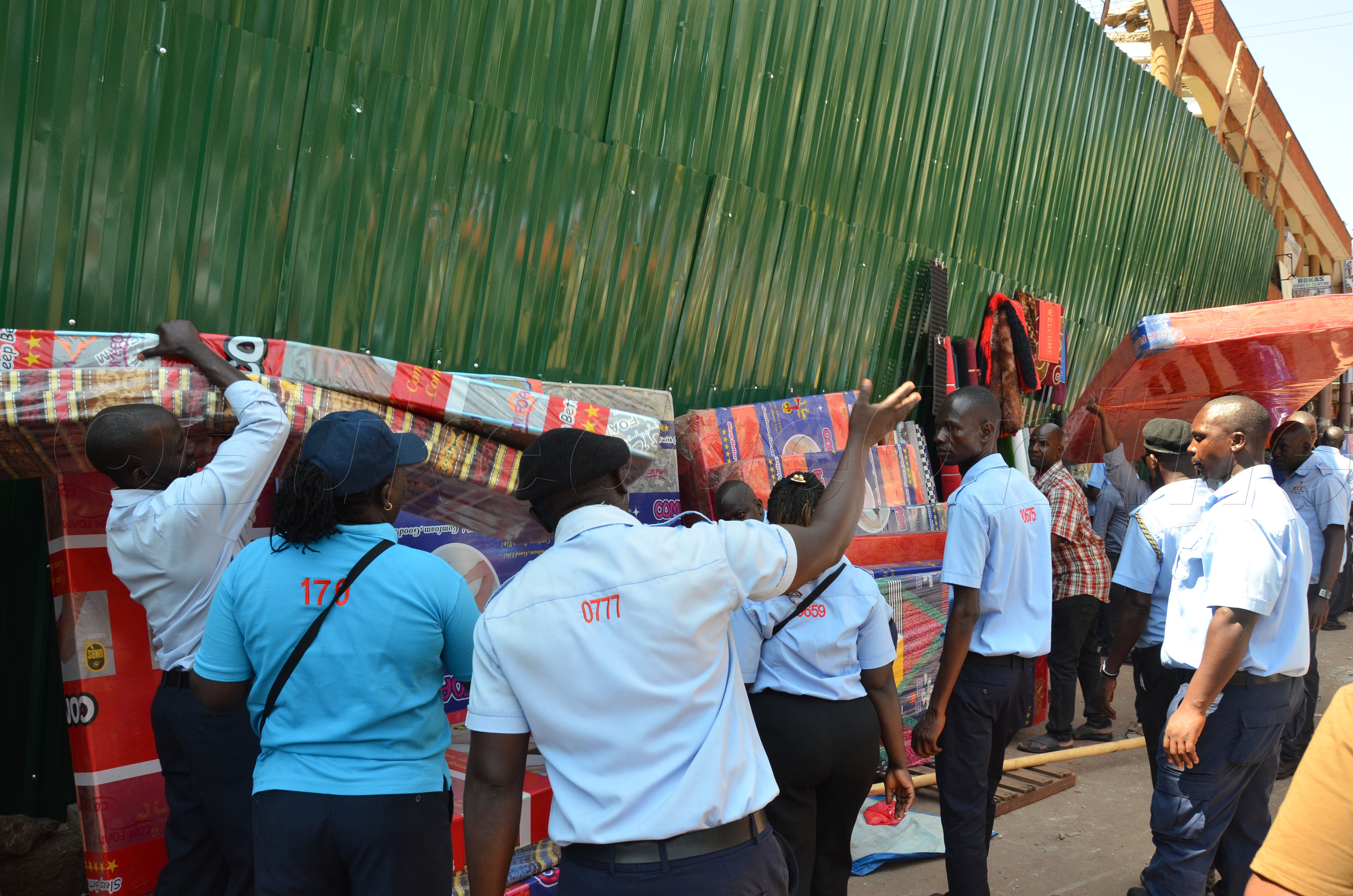 Abaserikale ba KCCA nga baggyawo abaabadde batunda emifaliso