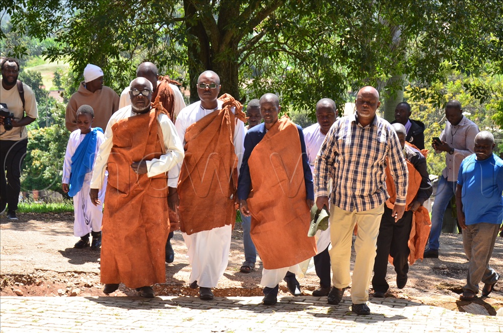 Culturalists (Abajaguzi) moving to Akaswa to officially announce the passing of the king to the subjects