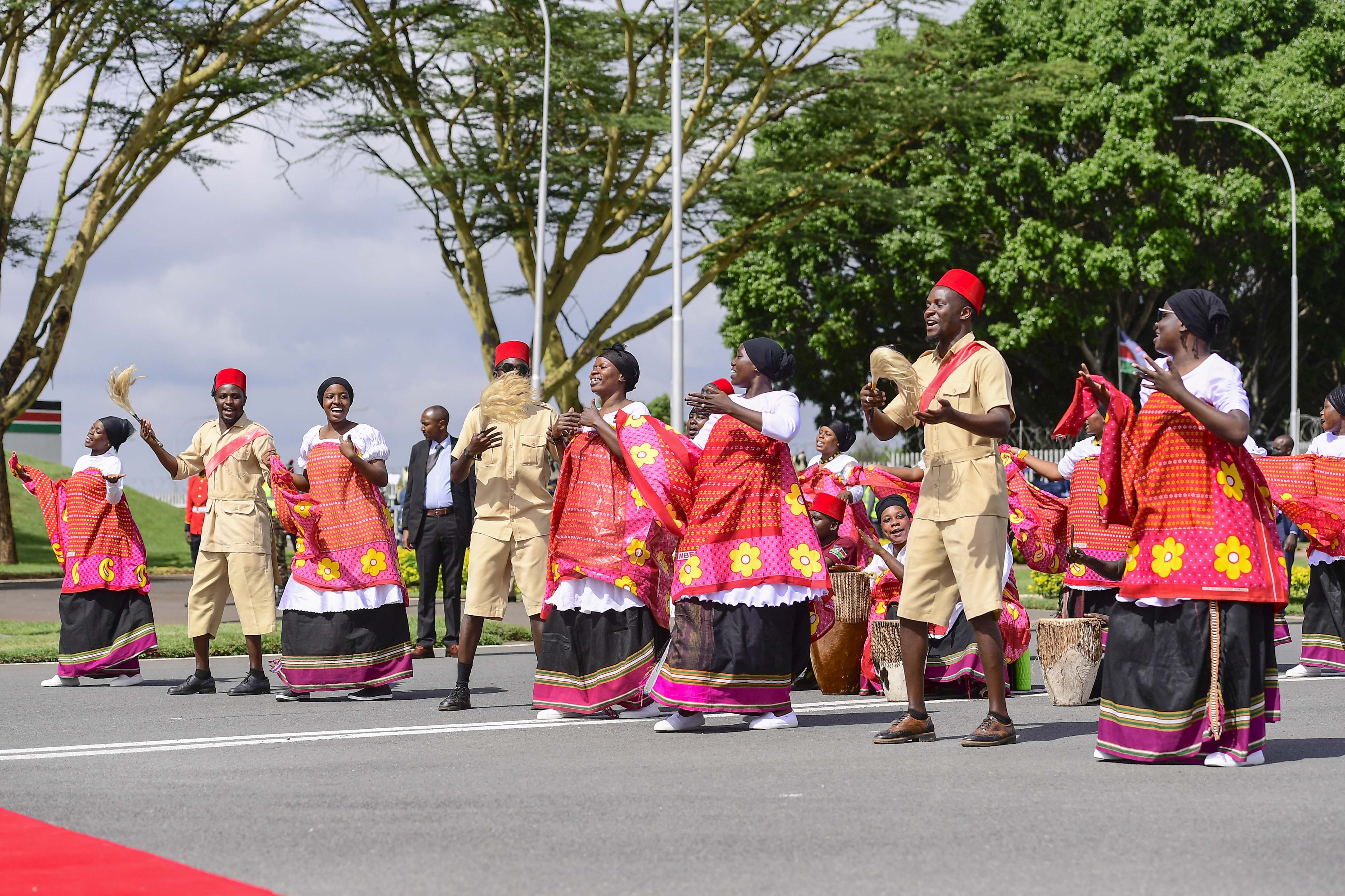 Abeeshongozi barikusibura Purezidenti Yoweri Museveni aha kishaayi ky'enyonyi ekya Jomo International Airport arikugura omuri Kenya bwanyima y'okuhendera orutaayaayo rwe. 
