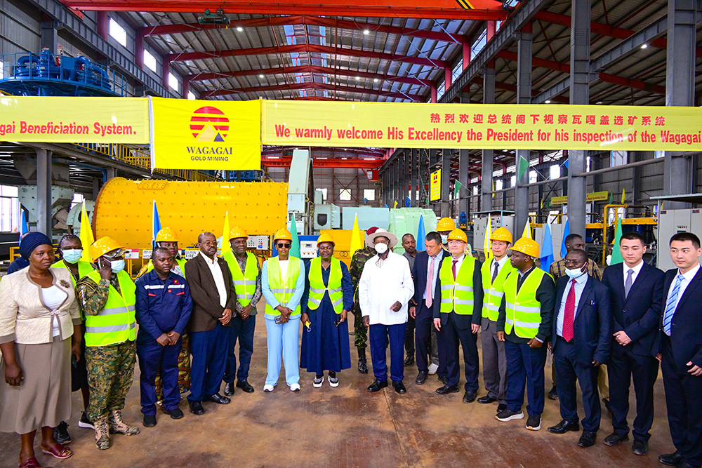 President Yoweri Museveni poses for a photo with the heads of Wagagai Gold Mining project, ministers and other government officials. (PPU Photo)
