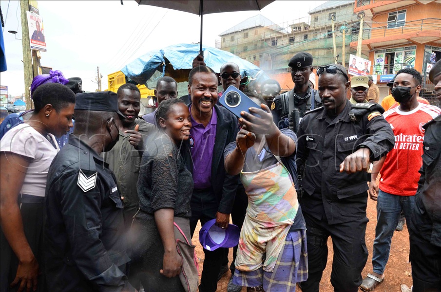 Ghetto youth take selfies with ANT presidential candidate, rtd. Gen. Mugisha Muntu during his visit to  Kisenyi.