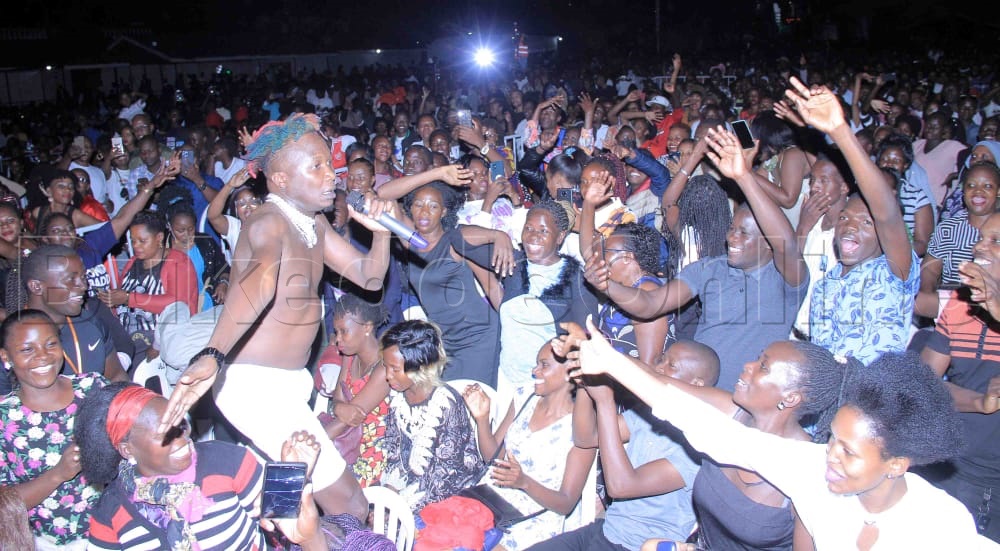 Kabakko ng'ayimba mu kivvulu kya Bugembe