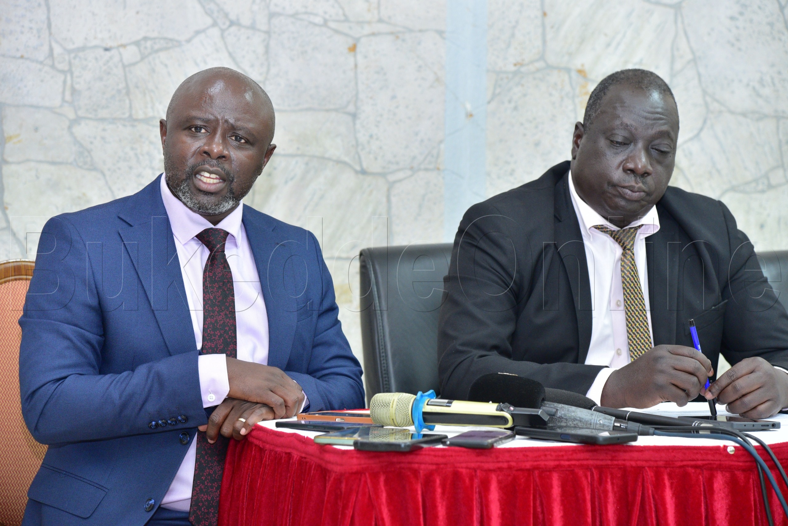 Dr. Bernard .S.Bagaya ng'alambulu ku dyo ye Prof. John Charles Okiria ssentebe w'olukiiko olufuzi.