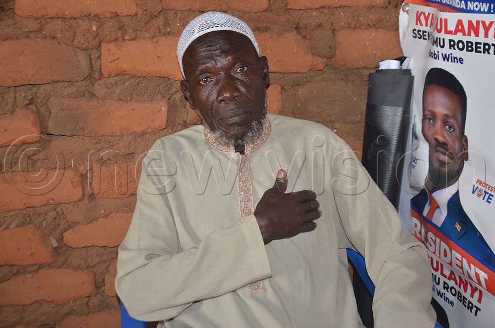 Swail Onduga, Hakim Ombele's father touching his chest allegedly stepped on by the attackers.  (Photo by Adam Gule)
