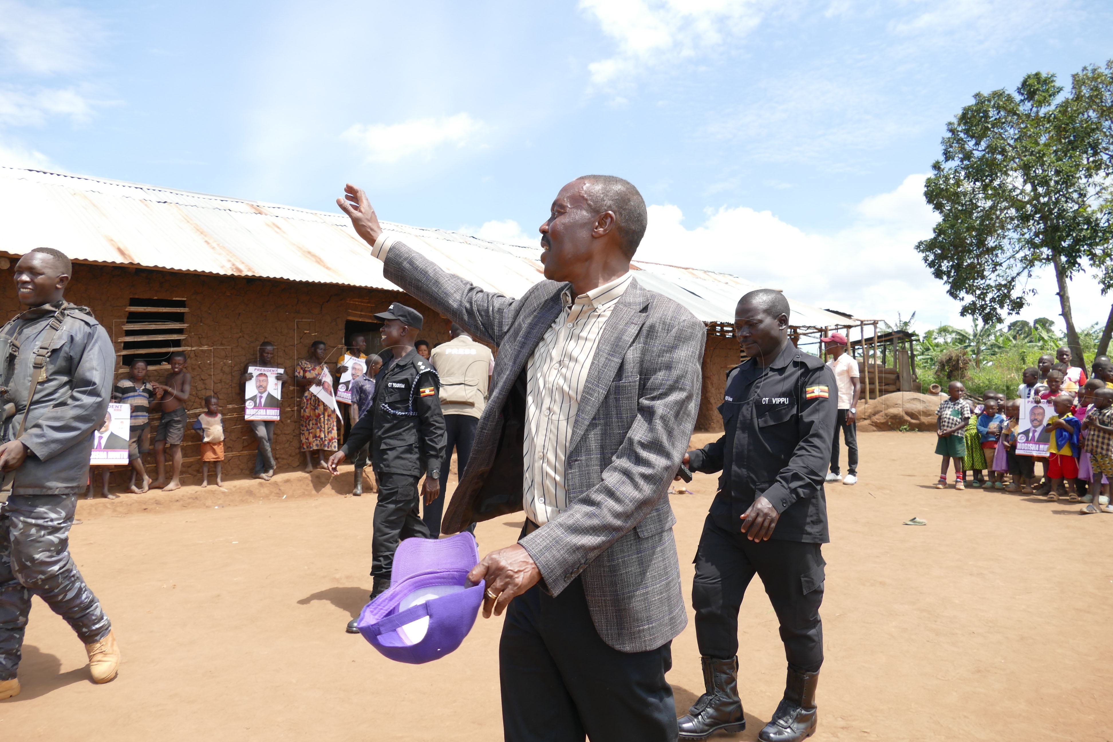 Muntu ng'awuubira abantu be e Kakumiro.