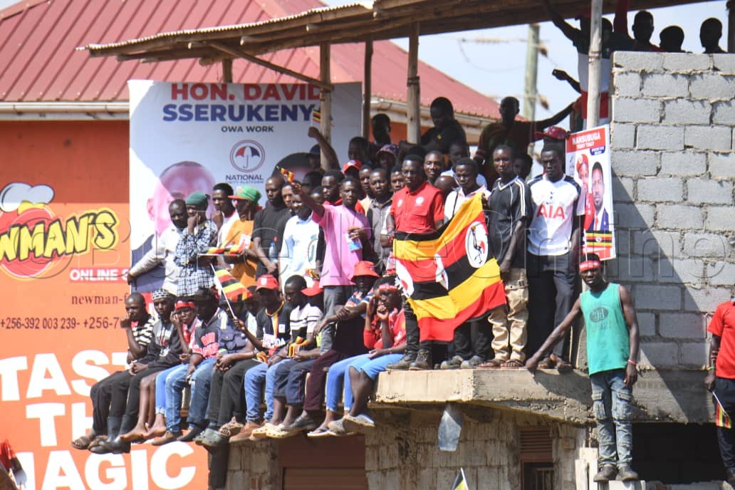 Abamu ku bawagizi ba Kyagulanyi abaabadde bamulabira waggulu ku kizimbe