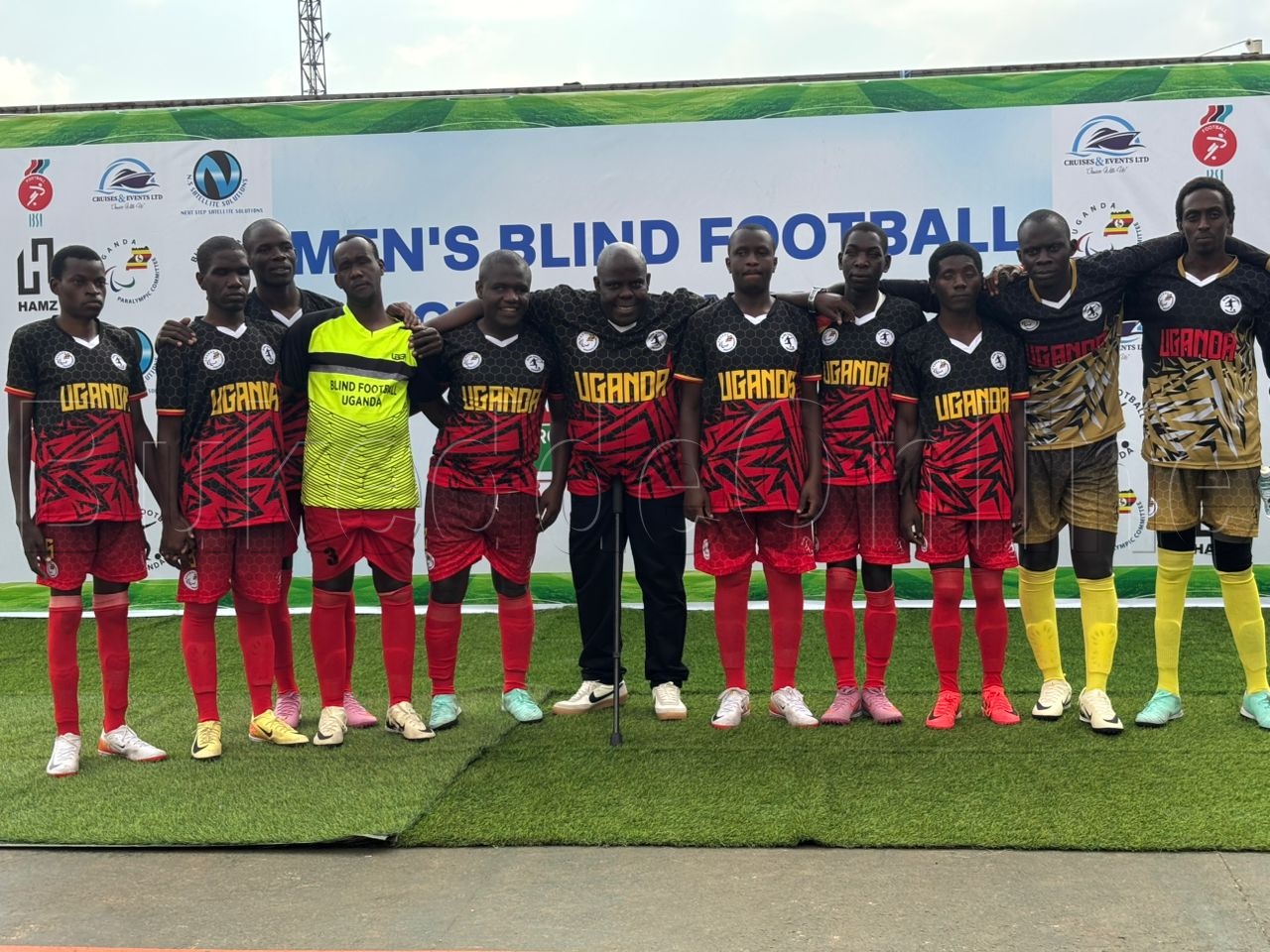 Abazannyi nga bali mu kifaananyi eky'awamu