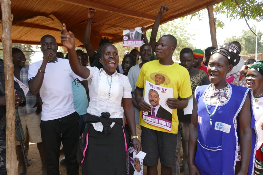 Abamu ku bawagizi ba muntu nga bakutte ebifaananyi bye