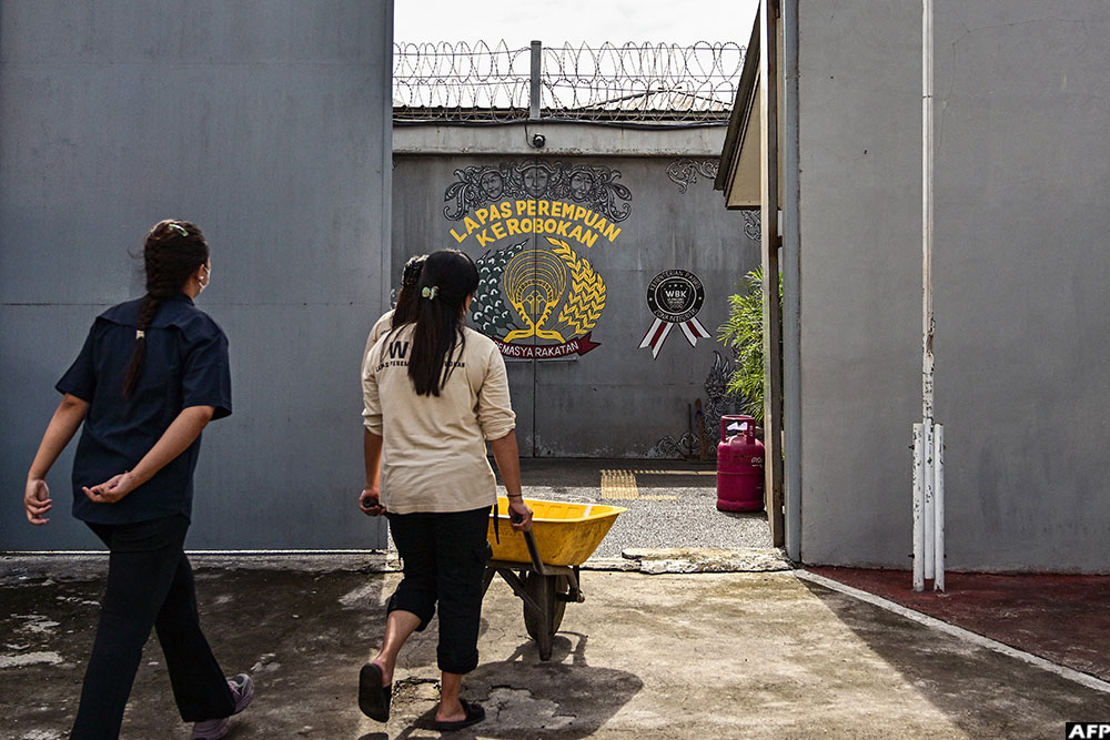 Inmates return after disposing of garbage to the Kerobokan Prison, where British grandmother Lindsay Sandiford is currently being held on death row, in Badung regency on the resort island of Bali on November 6, 2025.