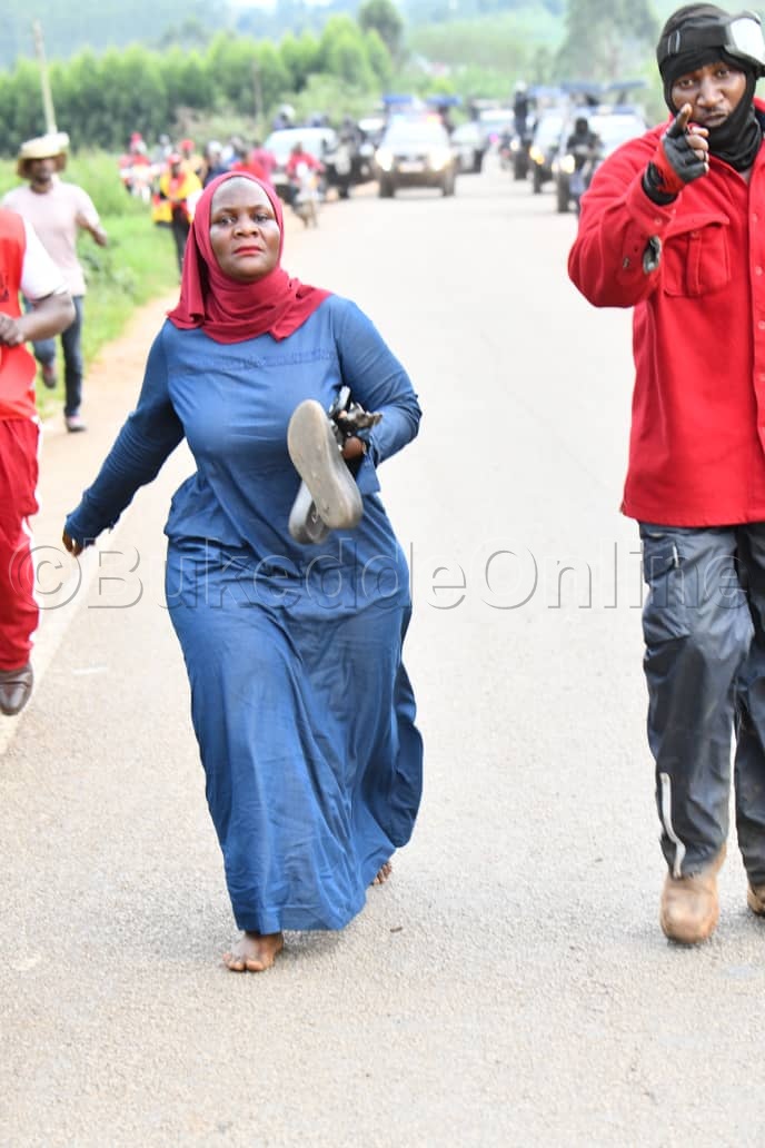 Hajjati ng'aggyeemu engatto ataddeko kakokola tondeka nnyuma.